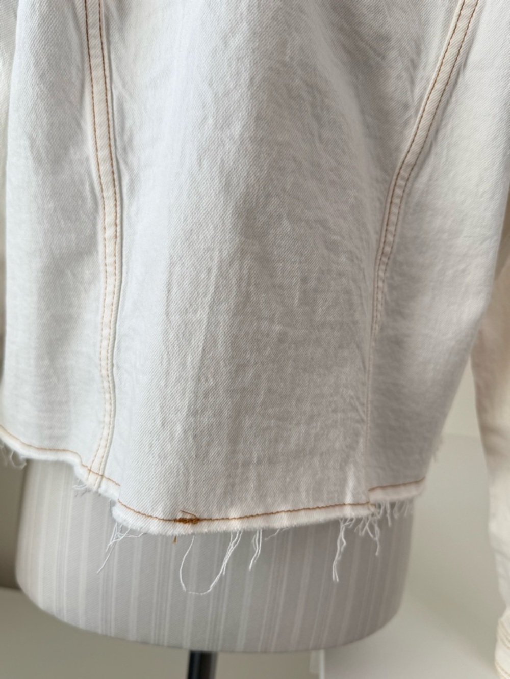 Universal Thread Goods Co. Off White Raw Hem Cropped Denim Jacket - Size M EUC - Picture 6 of 14